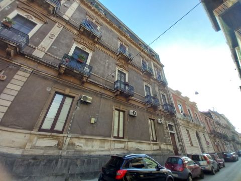 Via Papale, 40