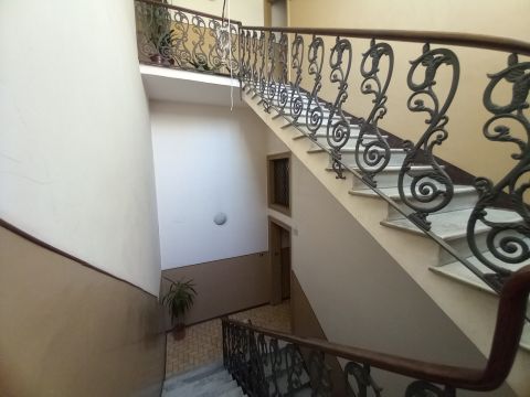 Via Papale, 40