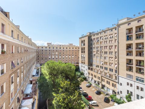 Piazza dei Navigatori, 8