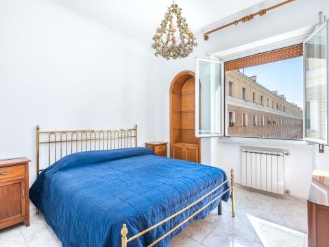 Piazza dei Navigatori, 8