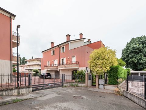 Via Carlo Urbani, 32