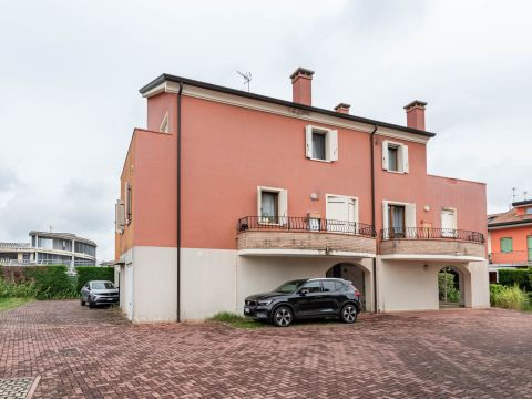 Via Carlo Urbani, 32