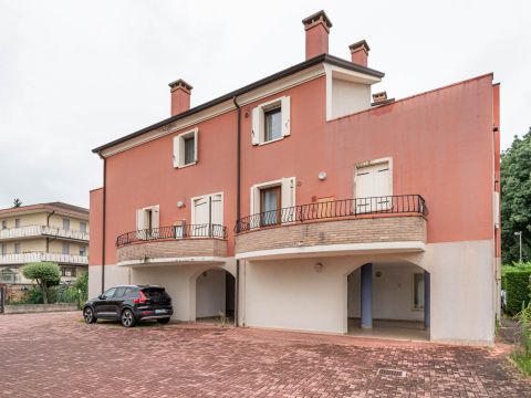Via Carlo Urbani, 32