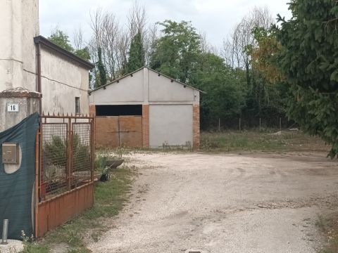 Via Fenilone, 16