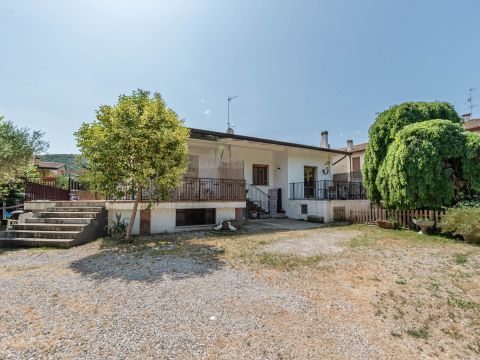 Via Euganea Villa, 18