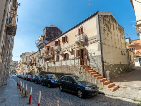 Via Santa Barbara, 57 - Catania