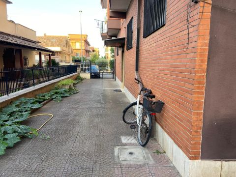 Via Lacedonia, 37 - Roma