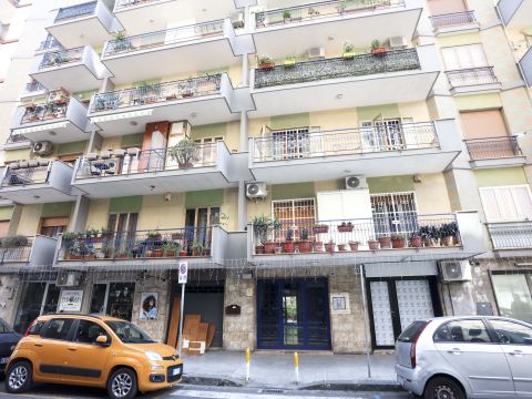 Via Raffaele Calvanico, 12 - Napoli