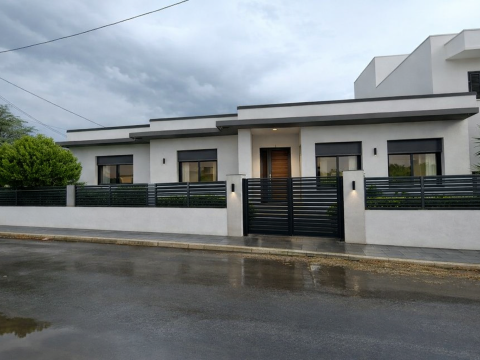 via Marcinelle ang. L. Da Vinci - Salice Salentino