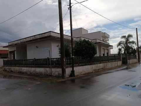 via Marcinelle ang. L. Da Vinci - Salice Salentino