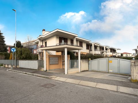 Via Sandro Pertini, 22 - Treviolo