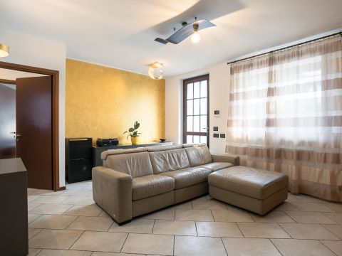 Via Sandro Pertini, 22 - Treviolo