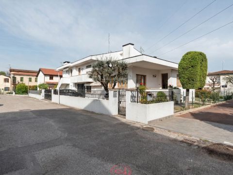 Via I. Nievo, 28 - Ponte San Nicolò