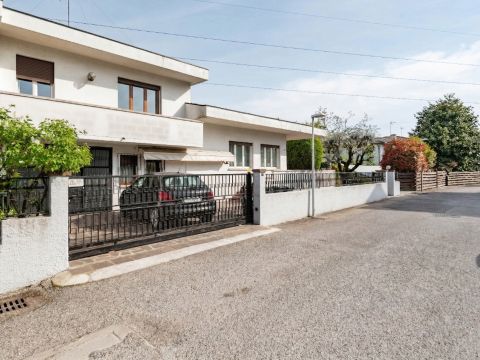 Via I. Nievo, 28 - Ponte San Nicolò