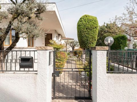 Via I. Nievo, 28 - Ponte San Nicolò