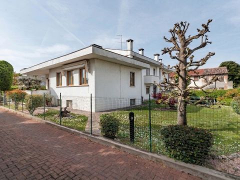 Via I. Nievo, 28 - Ponte San Nicolò