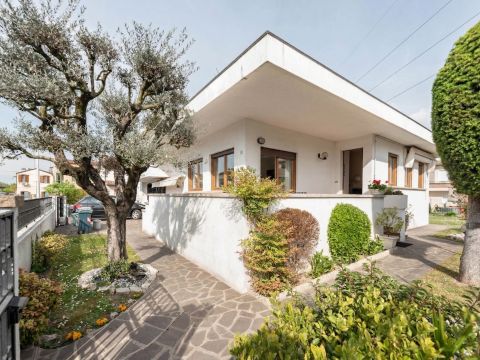 Via I. Nievo, 28 - Ponte San Nicolò