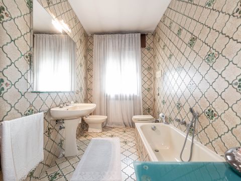 Via I. Nievo, 28 - Ponte San Nicolò