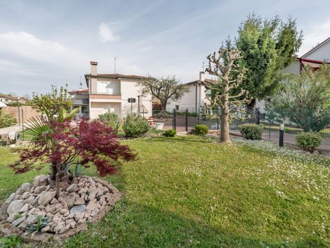 Via I. Nievo, 28 - Ponte San Nicolò