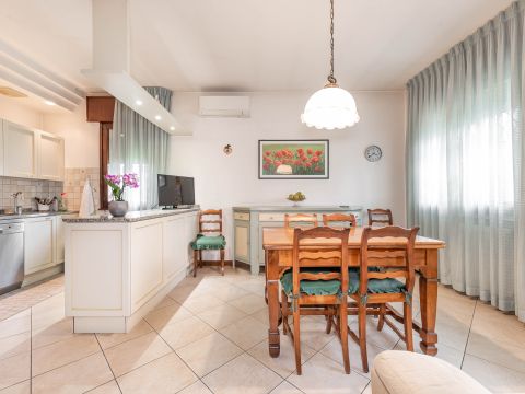 Via I. Nievo, 28 - Ponte San Nicolò