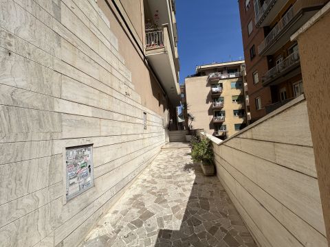 Via Laura Mantegazza, 35 - Roma