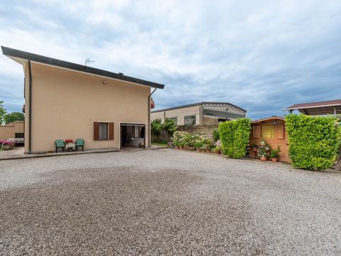 Via Giacomo Leopardi, 42 - Correzzola