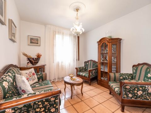 Via Giacomo Leopardi, 42 - Correzzola