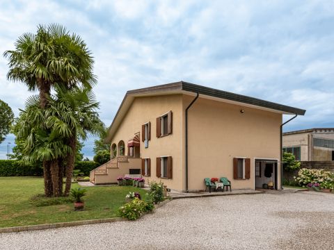 Via Giacomo Leopardi, 42 - Correzzola