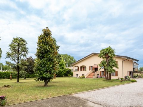 Via Giacomo Leopardi, 42 - Correzzola