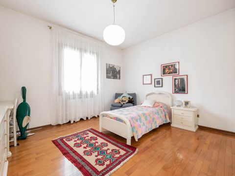 Via Giacomo Leopardi, 42 - Correzzola
