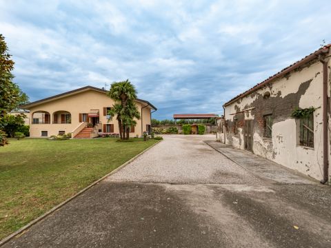 Via Giacomo Leopardi, 42 - Correzzola