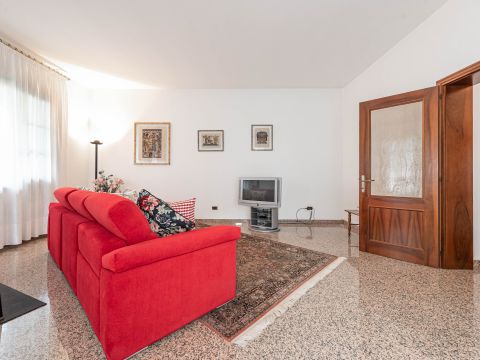 Via Giacomo Leopardi, 42 - Correzzola