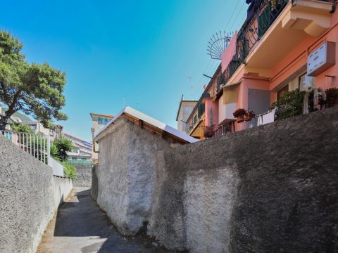 Via Chiaravagna, 108 R - Genova