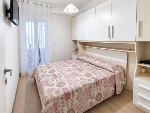 Viale A. Moro, 530 - Tortora