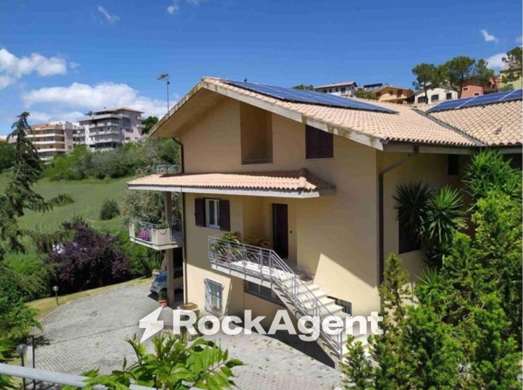 Villa in vendita, via delle Maggiolate  12, Casoli