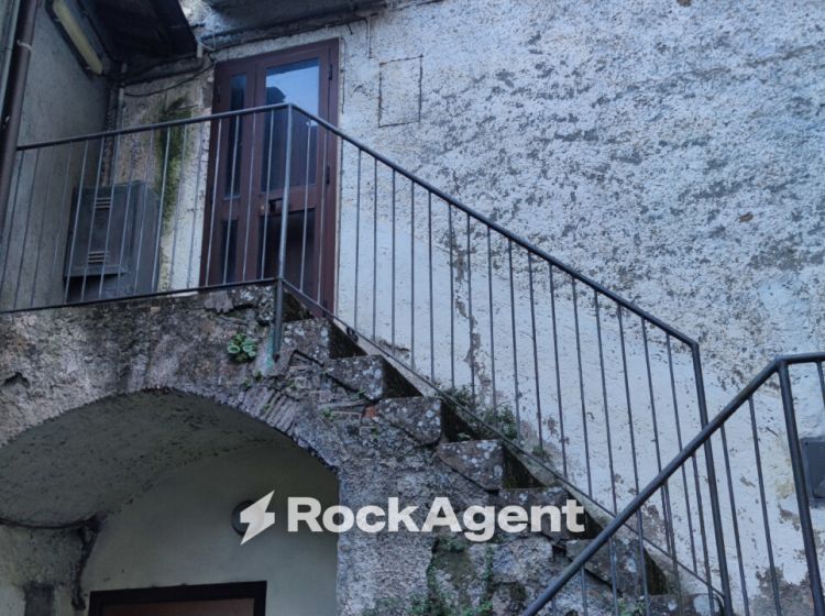 Bilocale in vendita, via dei Granari, Vallerano
