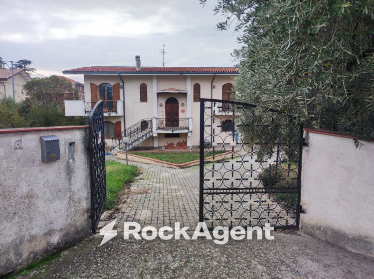 Villa in vendita, via G. D'Annunzio  4, Catignano