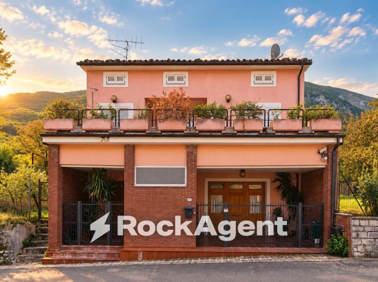 Villa in vendita, Frazione Valtreara  41, Genga