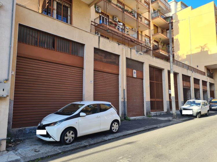 Magazzino o deposito in vendita, via Regina Bianca  103, Picanello, Catania