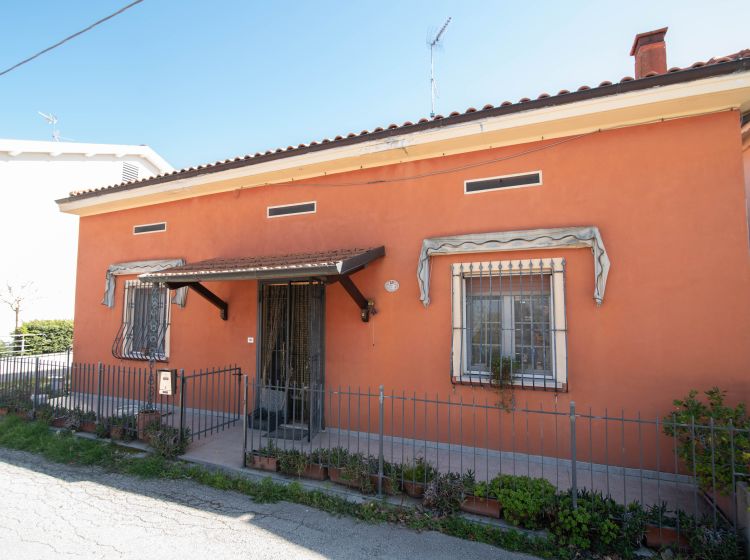 Villa in vendita, via Lenze  13, Lucrezia, Cartoceto