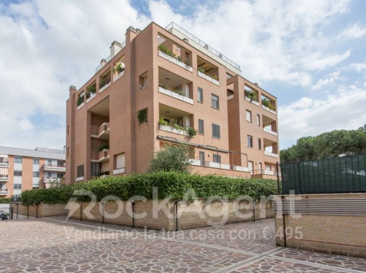 Appartamento di 85 m² con 3 locali e box auto in vendita a Roma