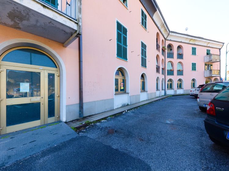 Negozio in vendita, via Teglia  89, Rivarolo, Genova