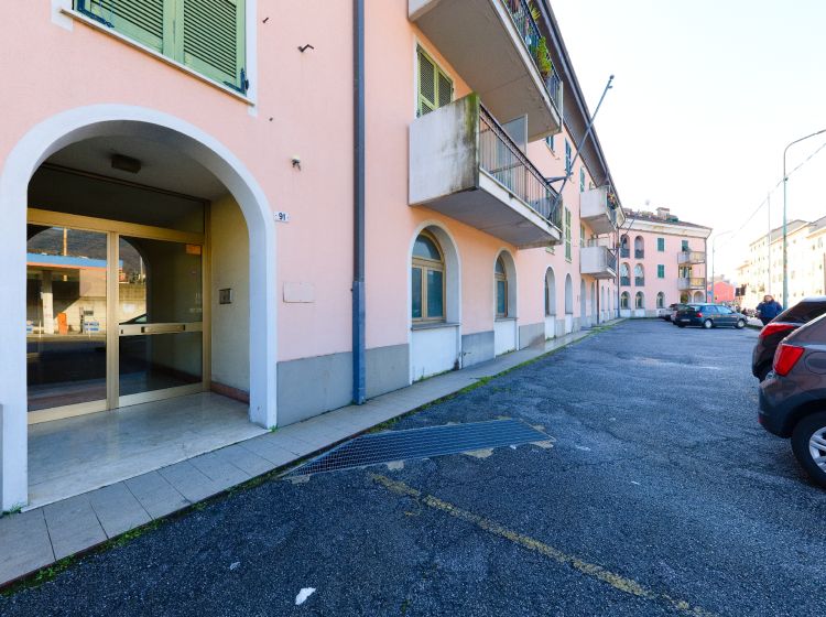Negozio in vendita, via Teglia  89, Rivarolo, Genova