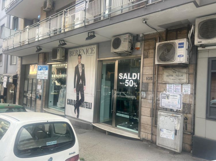 Negozio in vendita, via Servio Tullio, Soccavo, Napoli