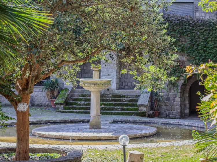 Albergo in vendita, via Vallecupa  68, Centro, Viterbo