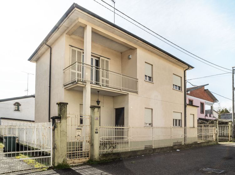 Villa in vendita, via Case Nuove  7, Sannazzaro De' Burgondi