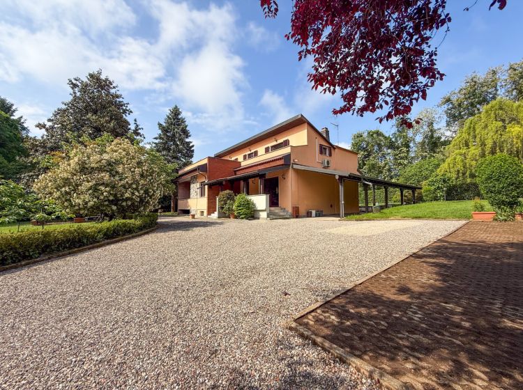 Villa in vendita, via Cristoforo Colombo , Cadorago
