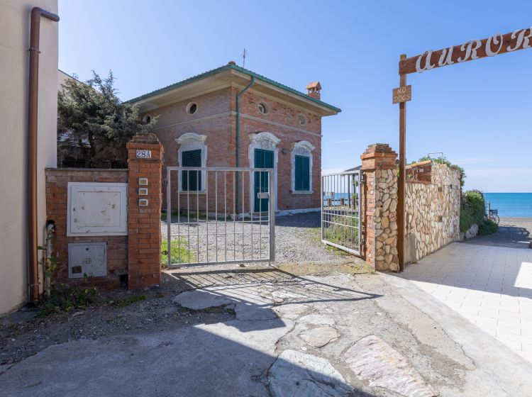 Villa in vendita, viale della Vittoria  28/A, Cecina Mare, Cecina