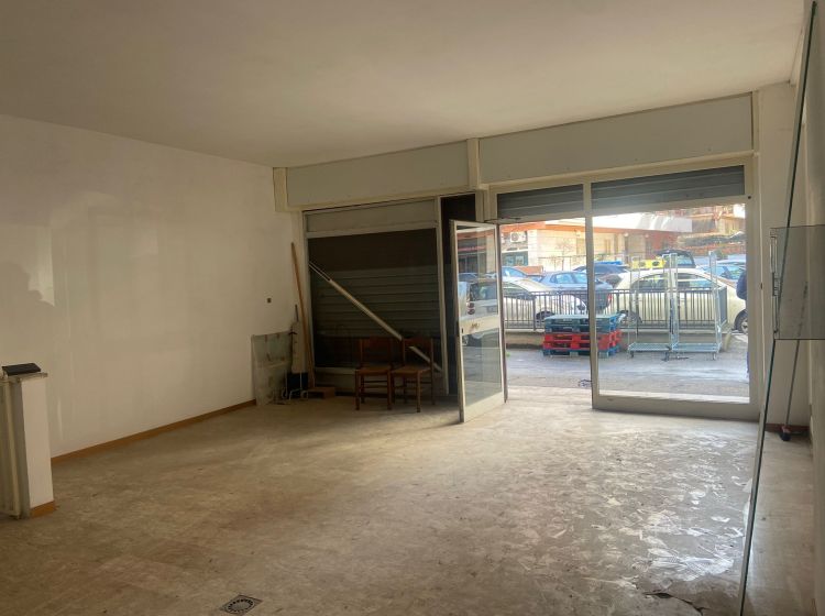Negozio in affitto, via dei Crispolti  13, Monti Tiburtini, Roma