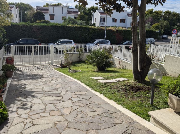 Villa in vendita, via Arcangelo Corelli  112, Q5, Latina